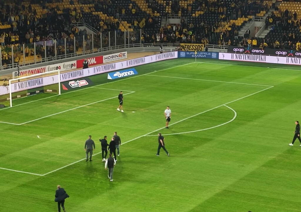 AEK-ΠΑΟΚ: Ένταση με Λουτσέσκου - Έκανε χειρονομίες και προέτρεψε τον κόσμο να τον αποδοκιμάσει