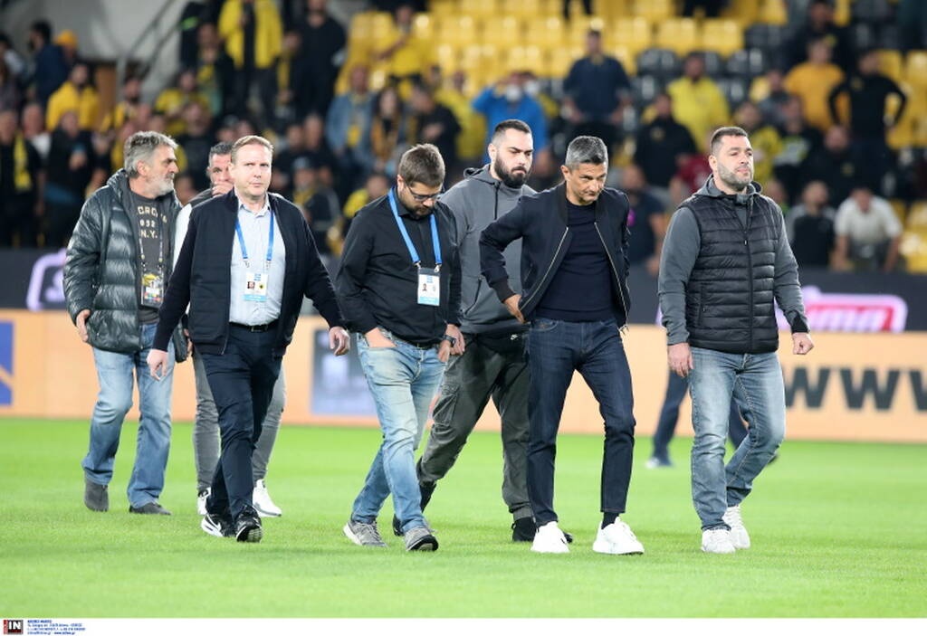 AEK-ΠΑΟΚ: Ένταση με Λουτσέσκου - Έκανε χειρονομίες και προέτρεψε τον κόσμο να τον αποδοκιμάσει