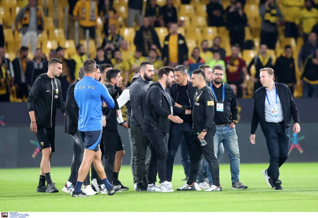 AEK-ΠΑΟΚ: Ένταση με Λουτσέσκου - Έκανε χειρονομίες και προέτρεψε τον κόσμο να τον αποδοκιμάσει