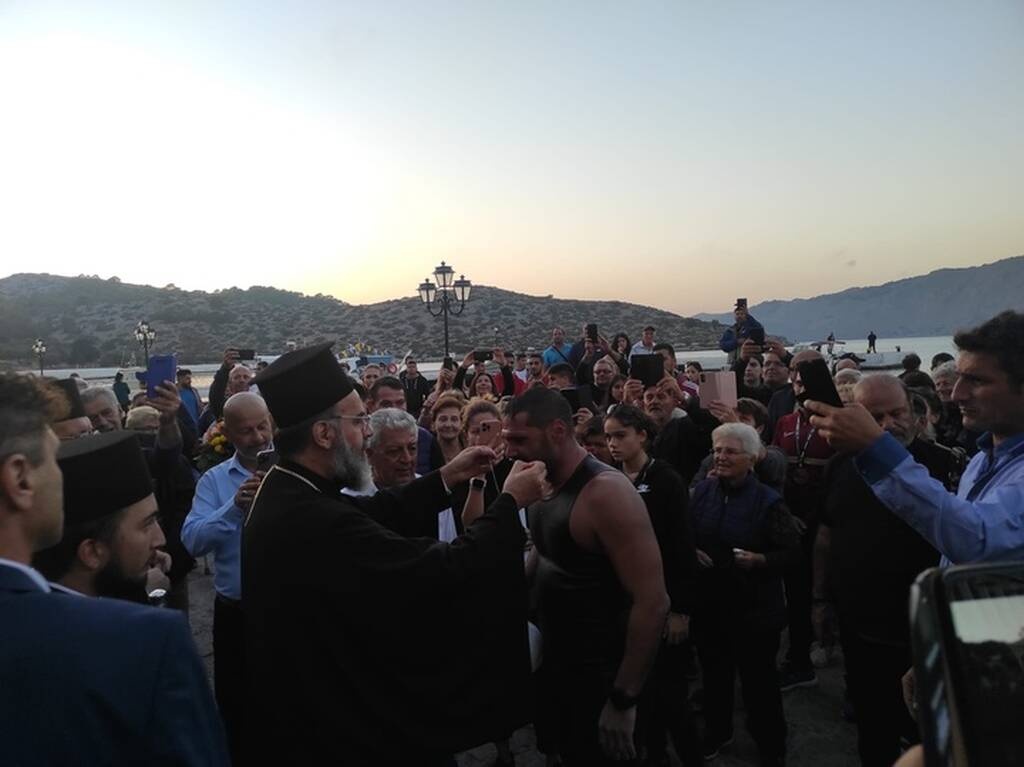 ΑμεΑ: Κολύμπησε από τη Ρόδο στη Σύμη και εκπλήρωσε το τάμα του ο Χαράλαμπος Ταϊγανίδης (photos)