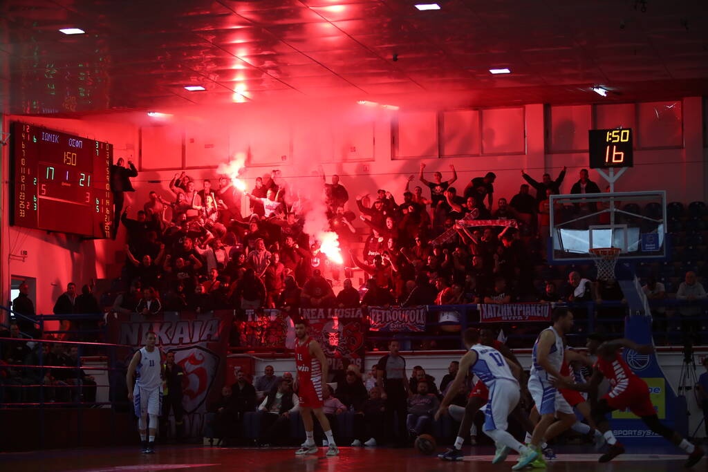 Ιωνικός-Ολυμπιακός: Ολιγόλεπτη διακοπή λόγω καπνογόνων (video+photos)