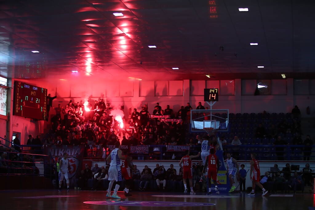 Ιωνικός-Ολυμπιακός: Ολιγόλεπτη διακοπή λόγω καπνογόνων (video+photos)