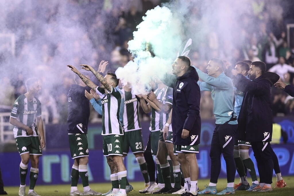 Παναθηναϊκός-Ατρόμητος: Πάρτι στη Λεωφόρο, με καπνογόνα οι παίκτες - «Πρωτάθλημα θα πάρουμε» (vid)