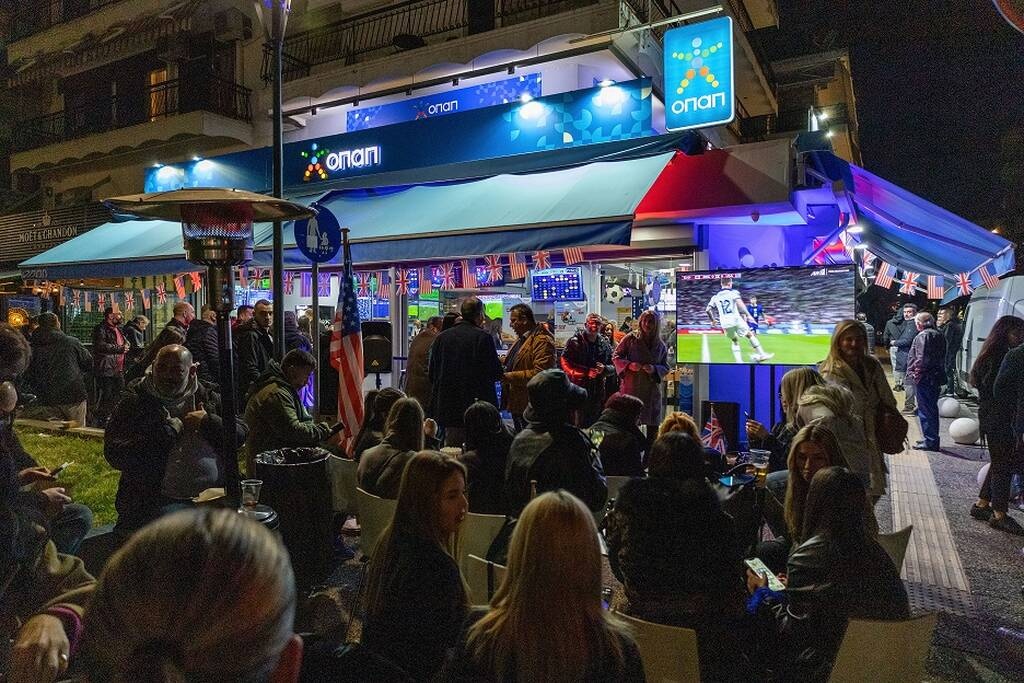 Ο αγώνας Αγγλία-ΗΠΑ όπως τον έζησαν οι φίλαθλοι σε κατάστημα ΟΠΑΠ στη Θεσσαλονίκη