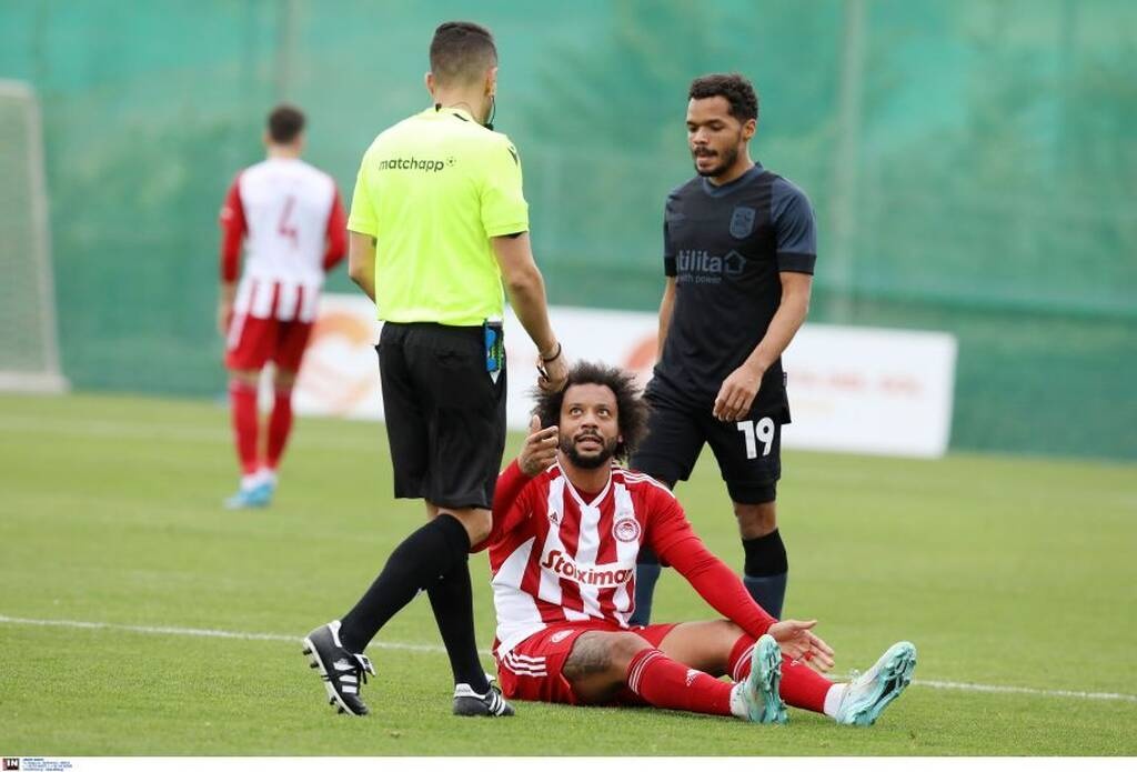 Ολυμπιακός - Χάντερσφιλντ: Ανησυχία για Μαρσέλο - Αποχώρησε κουτσαίνοντας από σκληρό μαρκάρισμα