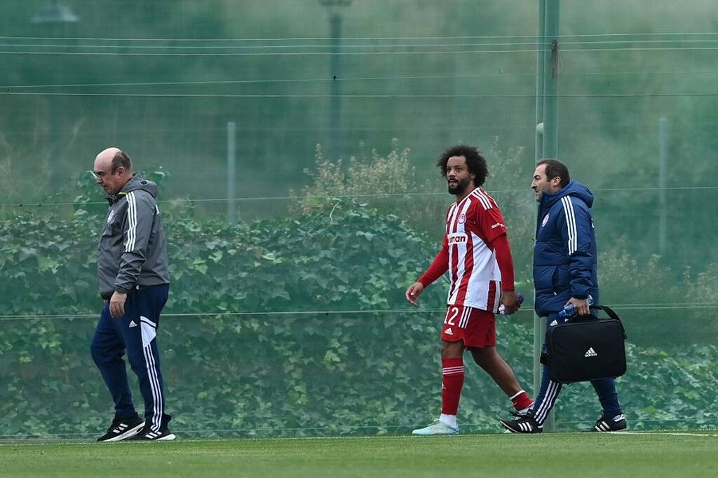 Ολυμπιακός - Χάντερσφιλντ: Ανησυχία για Μαρσέλο - Αποχώρησε κουτσαίνοντας από σκληρό μαρκάρισμα