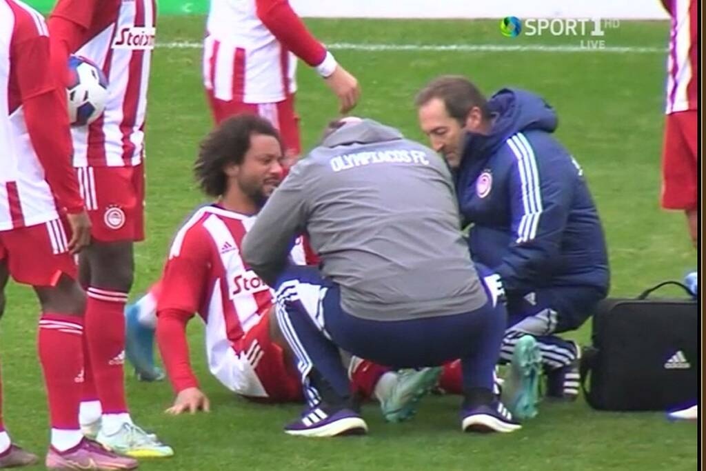 Ολυμπιακός - Χάντερσφιλντ: Ανησυχία για Μαρσέλο - Αποχώρησε κουτσαίνοντας από σκληρό μαρκάρισμα