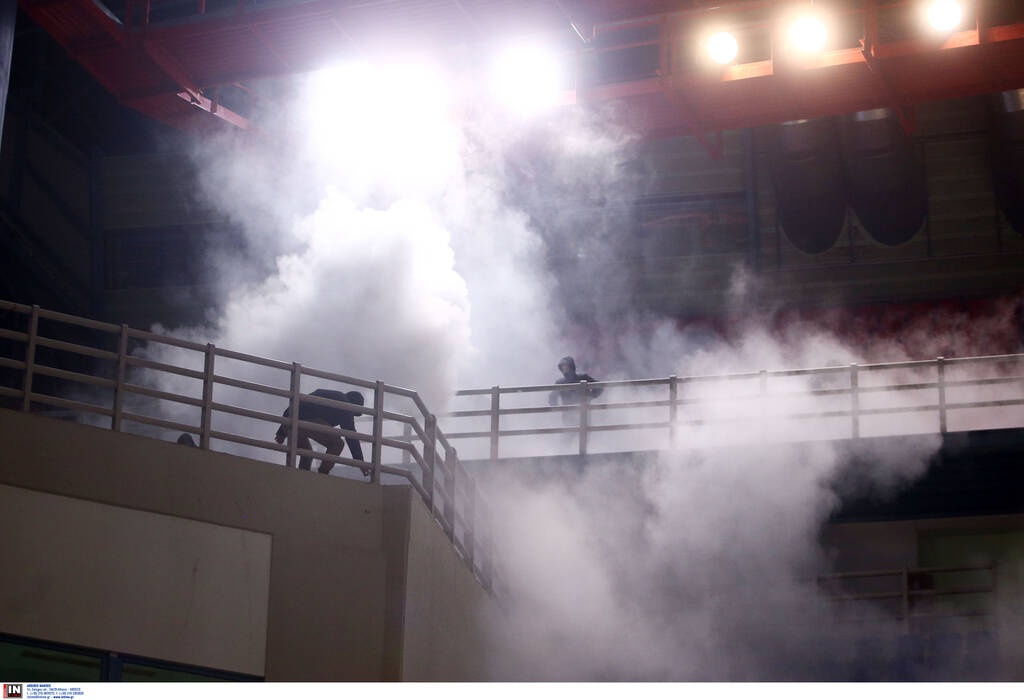 Χαμός στο AEK-Ρέτζιο Εμίλια - Επεισόδια και ξύλο μεταξύ οπαδών πριν το τζάμπολ