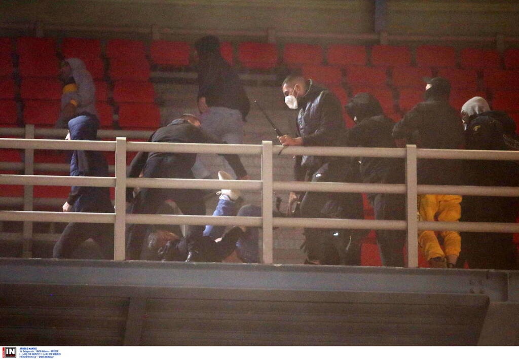 Χαμός στο AEK-Ρέτζιο Εμίλια - Επεισόδια και ξύλο μεταξύ οπαδών πριν το τζάμπολ