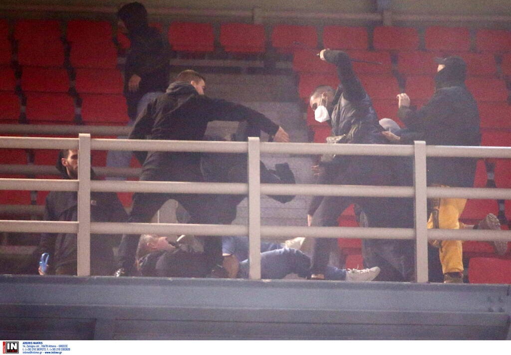 Χαμός στο AEK-Ρέτζιο Εμίλια - Επεισόδια και ξύλο μεταξύ οπαδών πριν το τζάμπολ