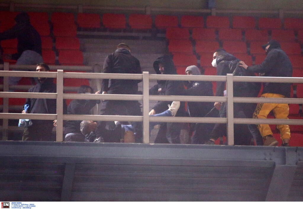 Χαμός στο AEK-Ρέτζιο Εμίλια - Επεισόδια και ξύλο μεταξύ οπαδών πριν το τζάμπολ