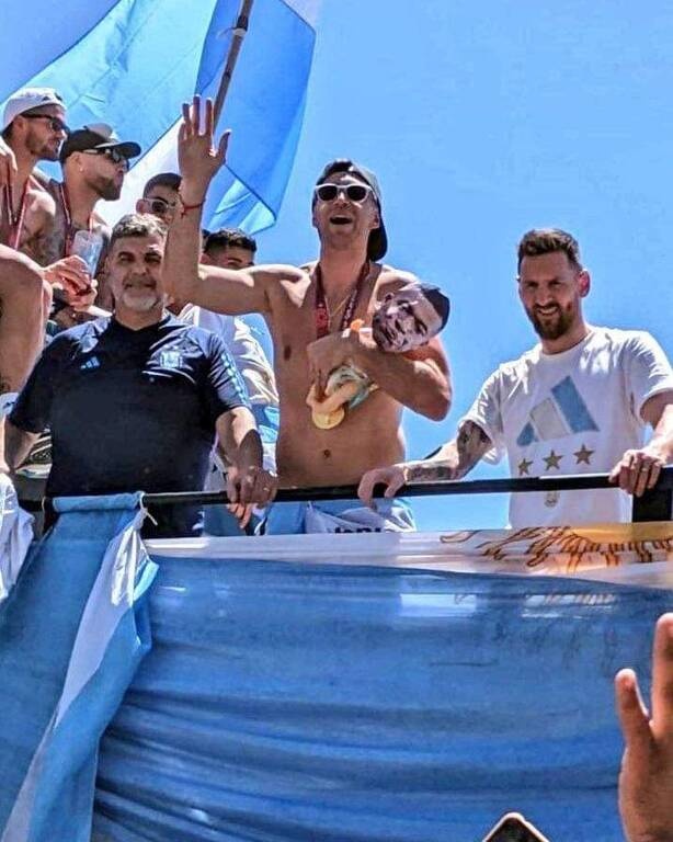 Οργή στη Γαλλία με Μαρτίνες – Κρατούσε κούκλα Εμπαπέ δίπλα στον Μέσι, βλέπουν συνέπειες στην Παρί!