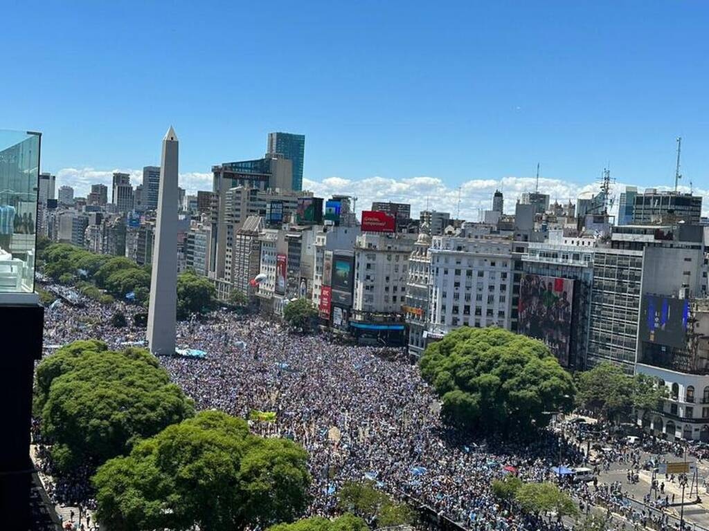 Αργεντινή: Πάνω από 4 εκατ. οπαδοί αποθέωσαν τον Μέσι και την παρέα του - Απίστευτες εικόνες (vid)
