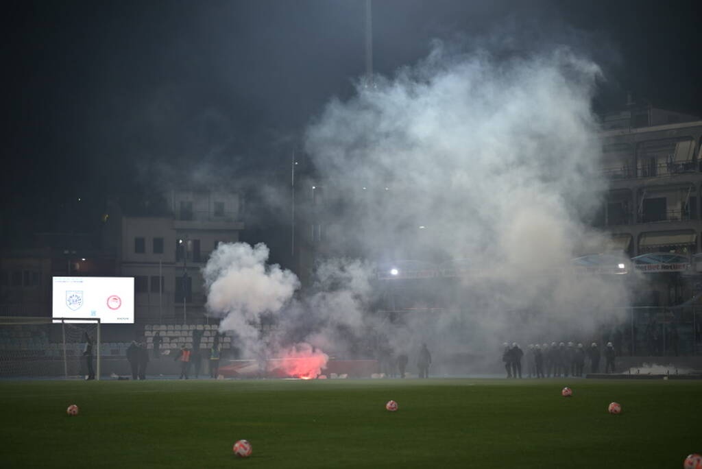 ΠΑΣ Γιάννινα-Ολυμπιακός: Παρατράγουδα και ένταση με οπαδούς στις εξέδρες (photos)