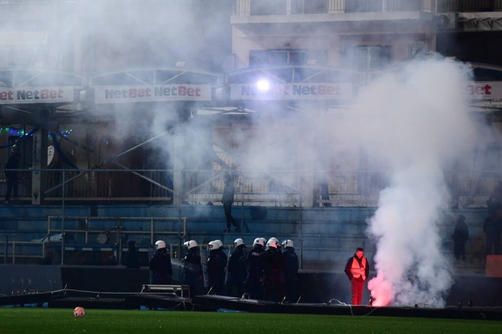 ΠΑΣ Γιάννινα-Ολυμπιακός: Παρατράγουδα και ένταση με οπαδούς στις εξέδρες (photos)