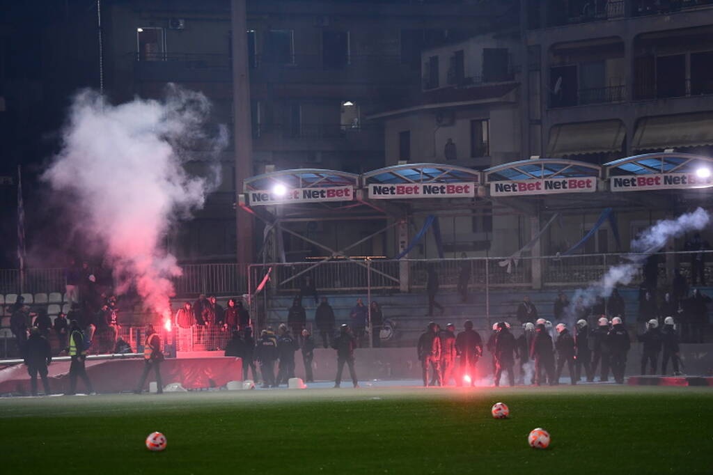 ΠΑΣ Γιάννινα-Ολυμπιακός: Παρατράγουδα και ένταση με οπαδούς στις εξέδρες (photos)
