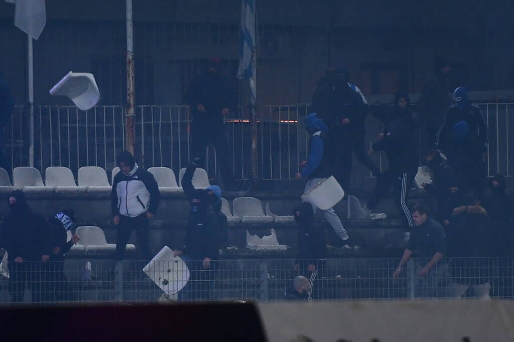 Διακοπή στο ΠΑΣ Γιάννινα-Ολυμπιακός - Επεισόδια και φωτοβολίδες στους «Ζωσιμάδες»