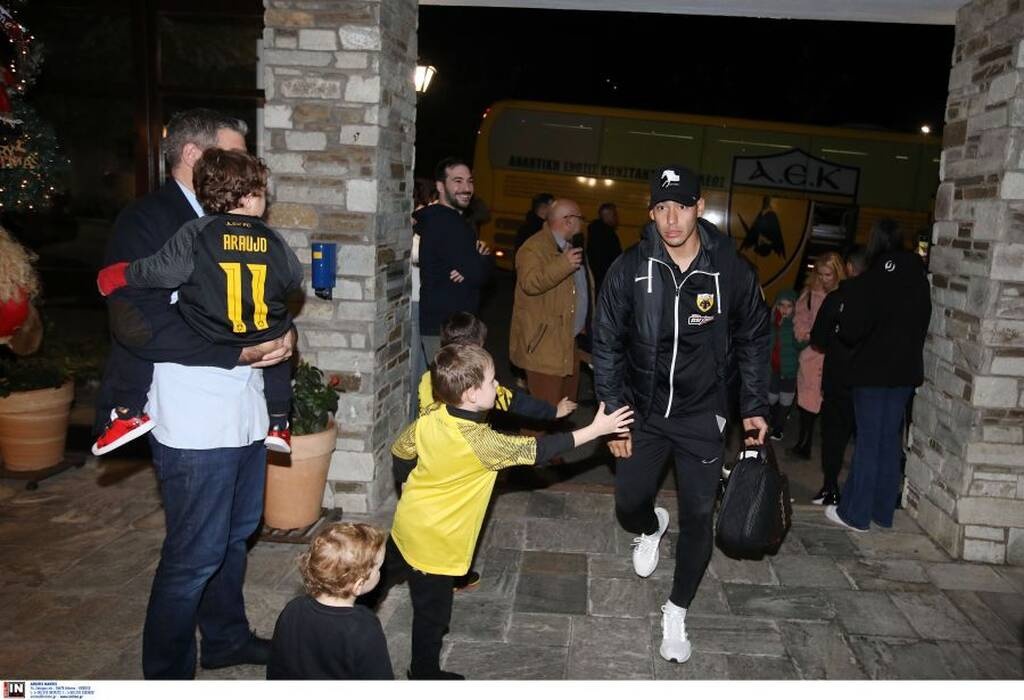 AEK: Υποδοχή στην Πορταριά - Ουρές για ένα εισιτήριο στον Βόλο (photos)