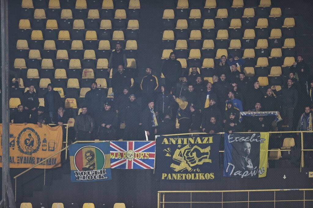 Άρης-Παναιτωλικός: Πανό και στεφάνι στη μνήμη του Άλκη - Αγρινιώτες οπαδοί στις εξέδρες (pics)