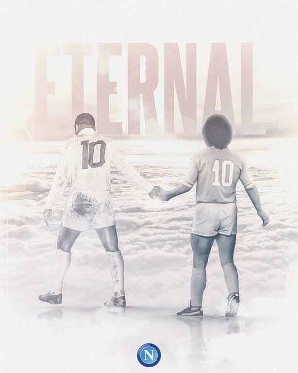 Ραγίζει καρδιές η Νάπολι με φωτογραφία Μαραντόνα και Πελέ χέρι-χέρι (photo)