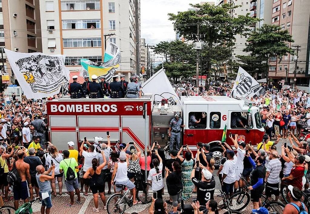 Η Βραζιλία συνόδευσε τον Πελέ στην τελευταία του κατοικία