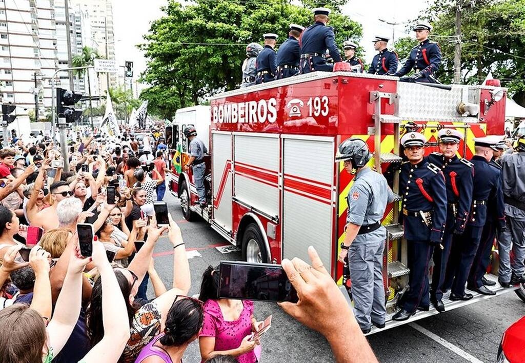 Η Βραζιλία συνόδευσε τον Πελέ στην τελευταία του κατοικία