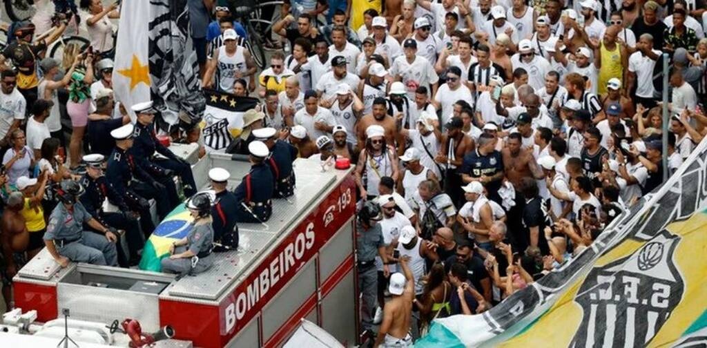 Η Βραζιλία συνόδευσε τον Πελέ στην τελευταία του κατοικία