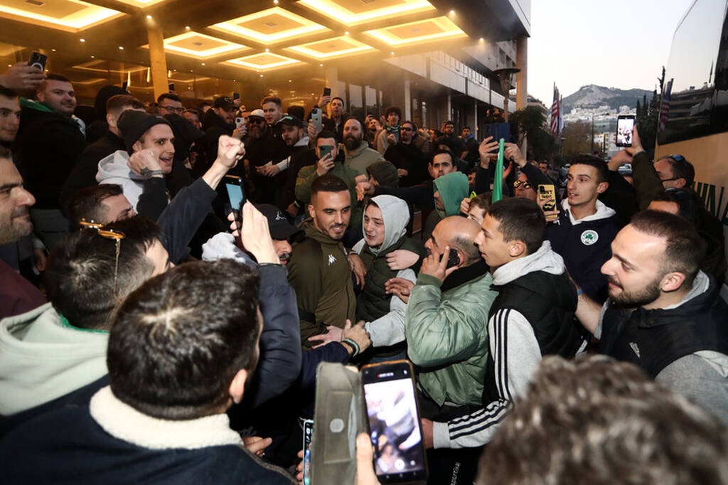 Οπαδοί του Παναθηναϊκού στο ξενοδοχείο πριν το ντέρμπι με την ΑΕΚ