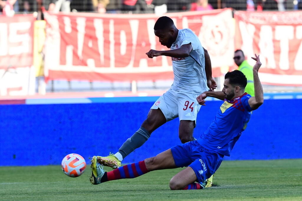 Βόλος-Ολυμπιακός 0-4: Πάρτι των Πειραιωτών στο Πανθεσσαλικό (vids+pics)