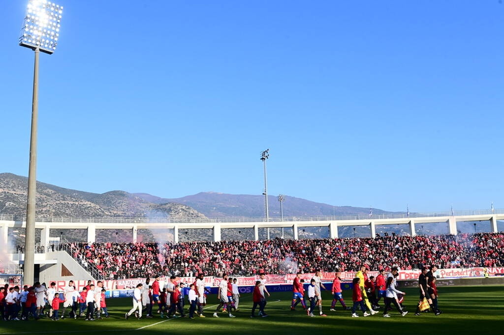 Βόλος-Ολυμπιακός 0-4: Πάρτι των Πειραιωτών στο Πανθεσσαλικό (vids+pics)