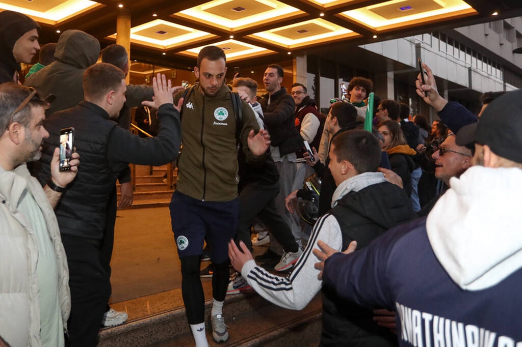 Οπαδοί του Παναθηναϊκού στο ξενοδοχείο πριν το ντέρμπι με την ΑΕΚ