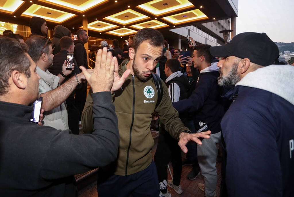 Οπαδοί του Παναθηναϊκού στο ξενοδοχείο πριν το ντέρμπι με την ΑΕΚ
