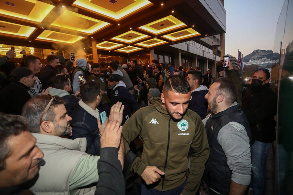 Οπαδοί του Παναθηναϊκού στο ξενοδοχείο πριν το ντέρμπι με την ΑΕΚ