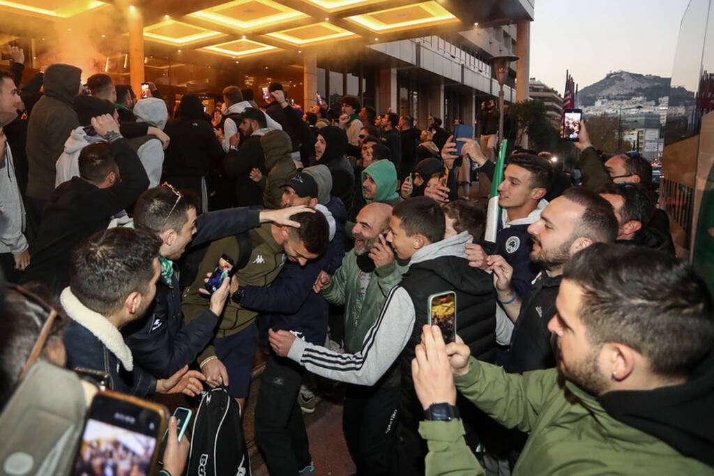 Οπαδοί του Παναθηναϊκού στο ξενοδοχείο πριν το ντέρμπι με την ΑΕΚ