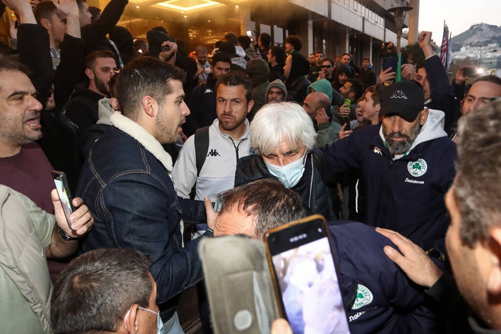 Οπαδοί του Παναθηναϊκού στο ξενοδοχείο πριν το ντέρμπι με την ΑΕΚ
