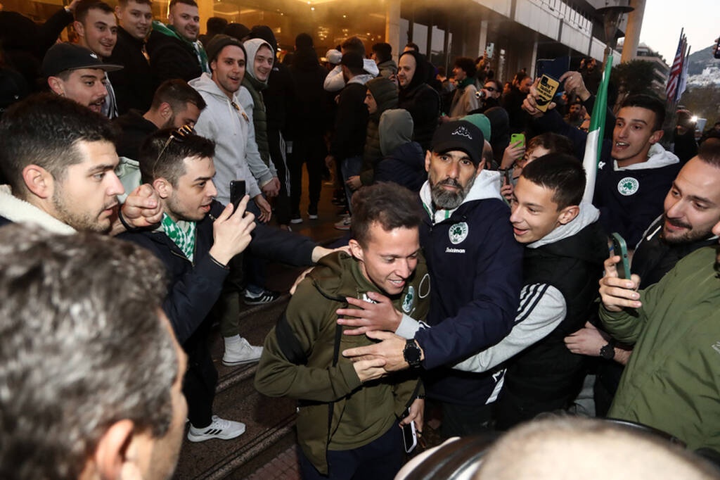 Οπαδοί του Παναθηναϊκού στο ξενοδοχείο πριν το ντέρμπι με την ΑΕΚ