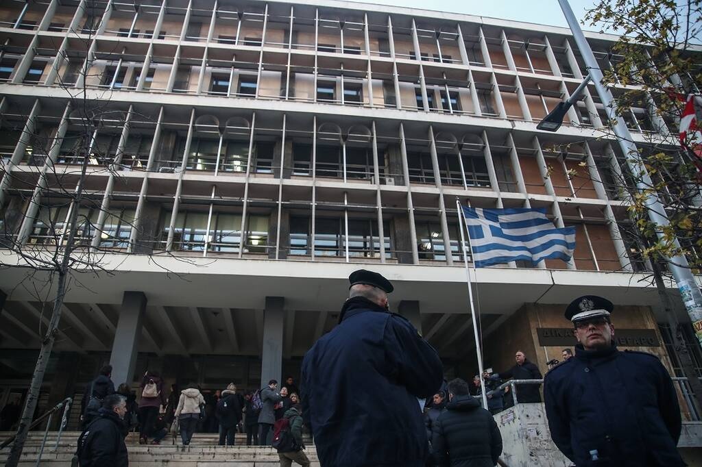 Δολοφονία Άλκη Καμπανού: Ξεκίνησε η δίκη - Το μήνυμα του πατέρα του για τη Δικαιοσύνη (videos)