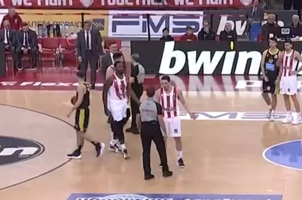 Ολυμπιακός - Άρης: Ο Μπαρτζώκας όρμησε στο παρκέ για να επιτεθεί στους διαιτητές (video)