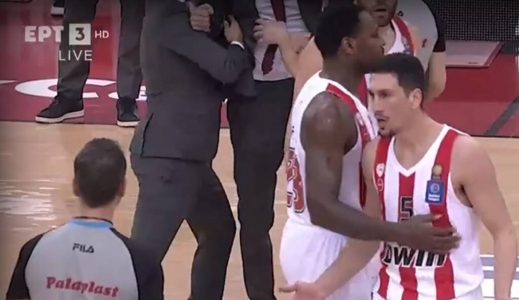 Ολυμπιακός - Άρης: Ο Μπαρτζώκας όρμησε στο παρκέ για να επιτεθεί στους διαιτητές (video)