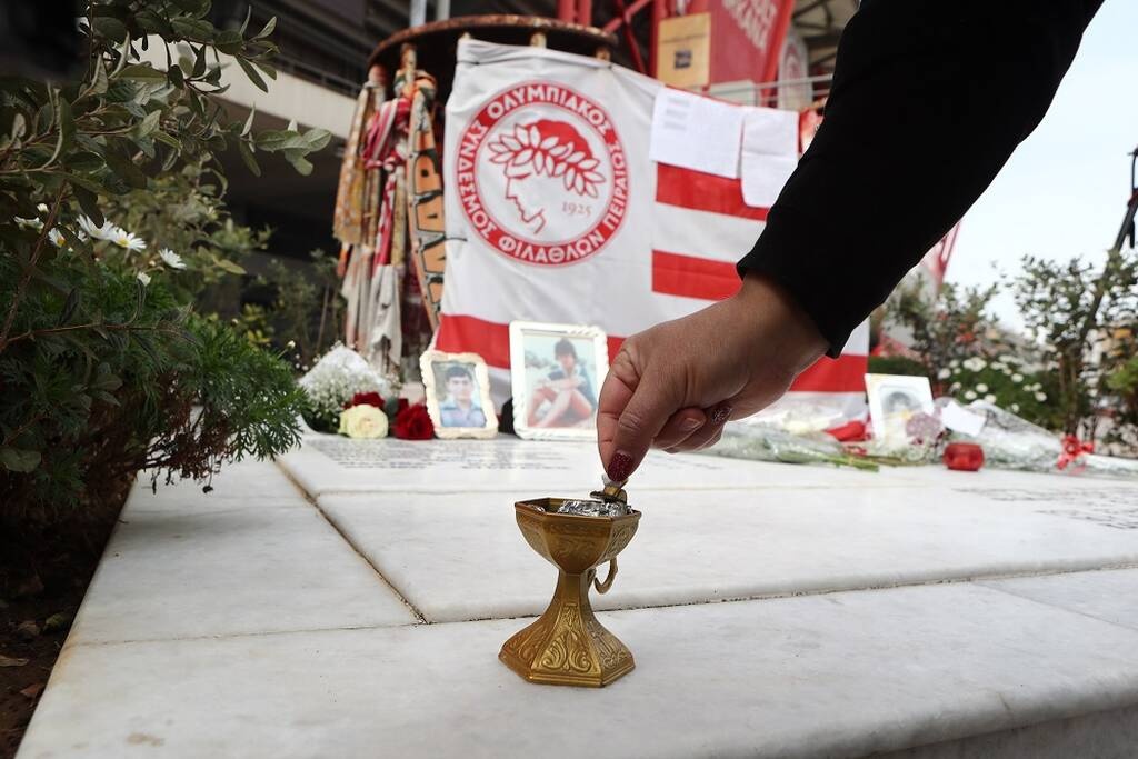 Ολυμπιακός: Απέτισαν φόρο τιμής στα θύματα της Θύρας 7 Μαρινάκης και ποδοσφαιρικό τμήμα (photos)