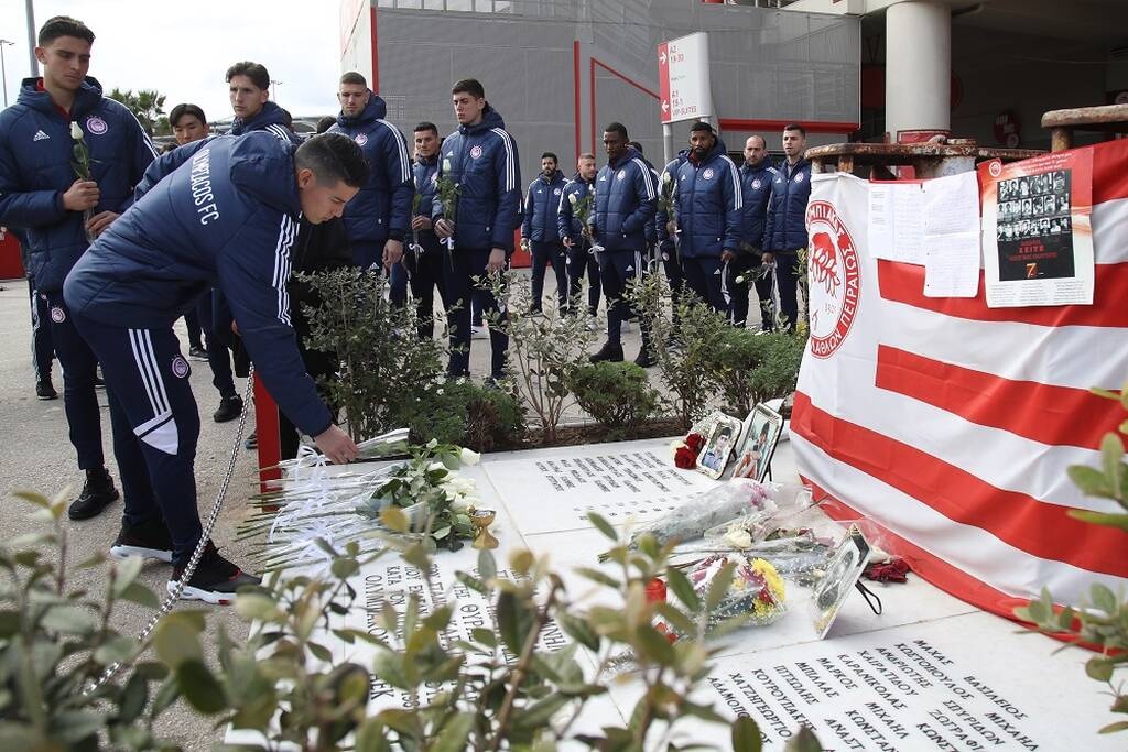 Ολυμπιακός: Απέτισαν φόρο τιμής στα θύματα της Θύρας 7 Μαρινάκης και ποδοσφαιρικό τμήμα (photos)