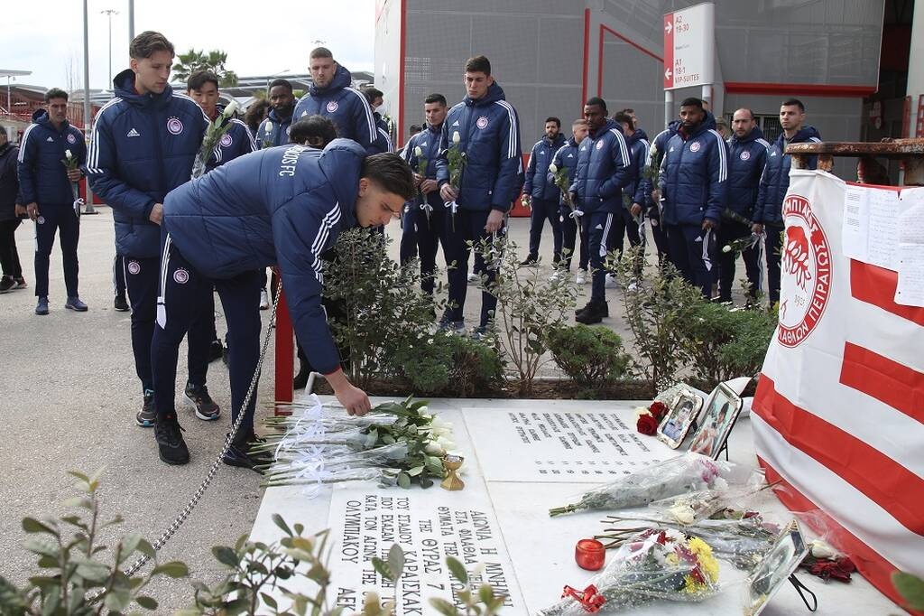 Ολυμπιακός: Απέτισαν φόρο τιμής στα θύματα της Θύρας 7 Μαρινάκης και ποδοσφαιρικό τμήμα (photos)