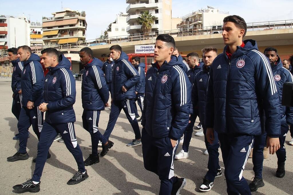 Ολυμπιακός: Απέτισαν φόρο τιμής στα θύματα της Θύρας 7 Μαρινάκης και ποδοσφαιρικό τμήμα (photos)