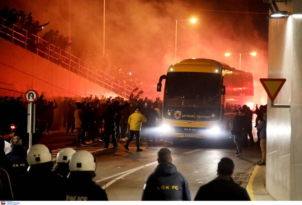 ΑΕΚ-Ολυμπιακός: Αποθέωση για την Ένωση, πανικός και γιούχα για Παπασταθόπουλο (vid+pics)
