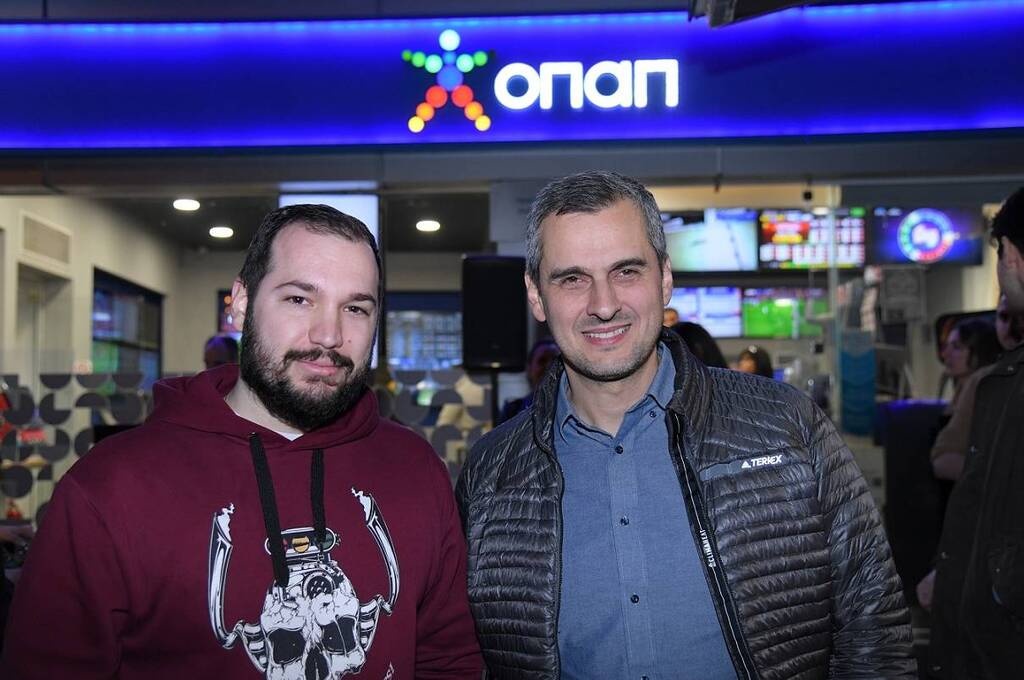 O Παναγιώτης Γκικοπούλης, ιδιοκτήτης του καταστήματος ΟΠΑΠ, με τον Ηλία Κατσαρό, Chief Retail Officer του ΟΠΑΠ