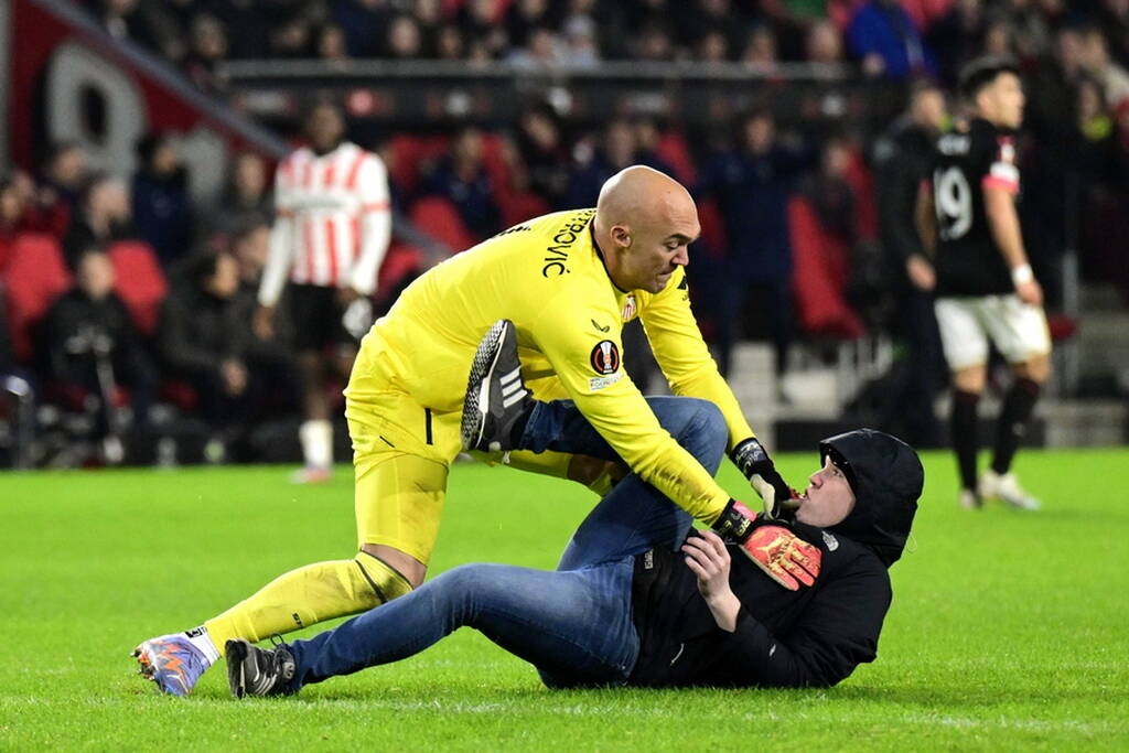 Europa League: Μπουνιές ανάμεσα σε οπαδό και τον τερματοφύλακα της Σεβίλλης (video+photos)