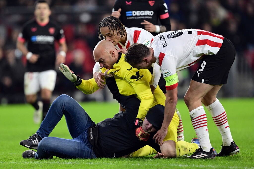 Europa League: Μπουνιές ανάμεσα σε οπαδό και τον τερματοφύλακα της Σεβίλλης (video+photos)