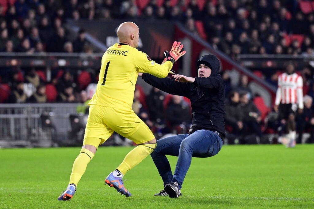 Europa League: Μπουνιές ανάμεσα σε οπαδό και τον τερματοφύλακα της Σεβίλλης (video+photos)