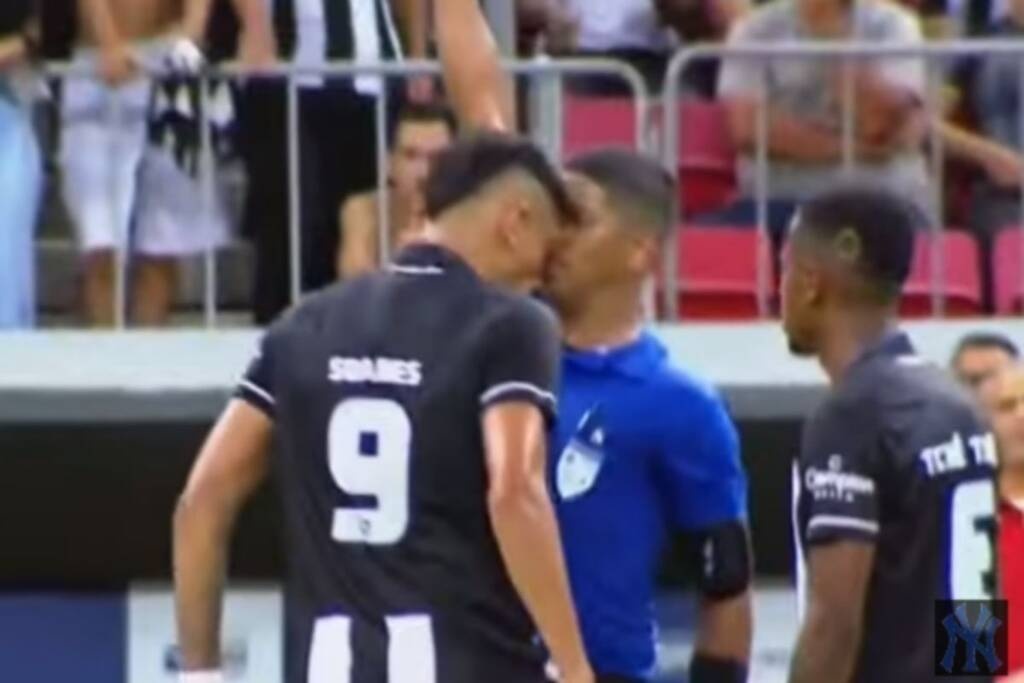 Τικίνιο: Έριξε κουτουλιά σε διαιτητή ο πρώην επιθετικός του Ολυμπιακού! (Video)