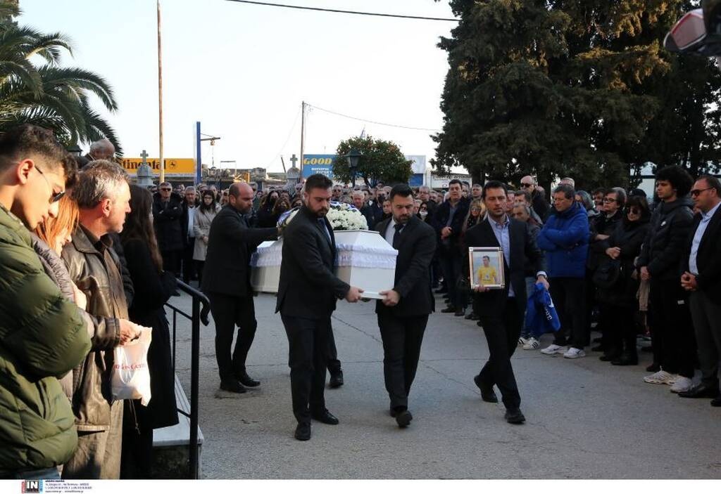 Τέμπη: Σπαρακτικές στιγμές στην κηδεία του 22χρονου ποδοσφαιριστή Ιορδάνη Αδαμάκη (video+photos)